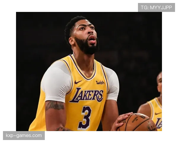 戴维斯冰箱里居然没辣条？这生活简直和NBA判若两人！